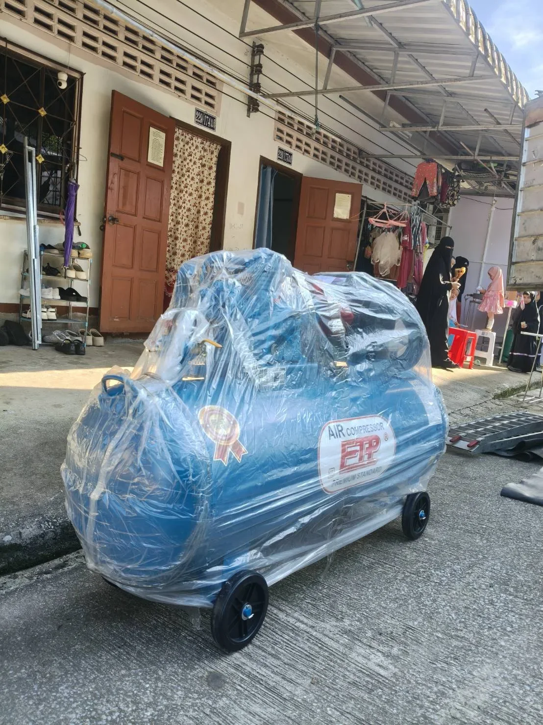 ภาพส่งมอบ ปั๊มลม ETP ETA-65 300 ลิตร 4HP 220V (ไฟ 220V) จังหวัดเชียงราย รูปที่ 1