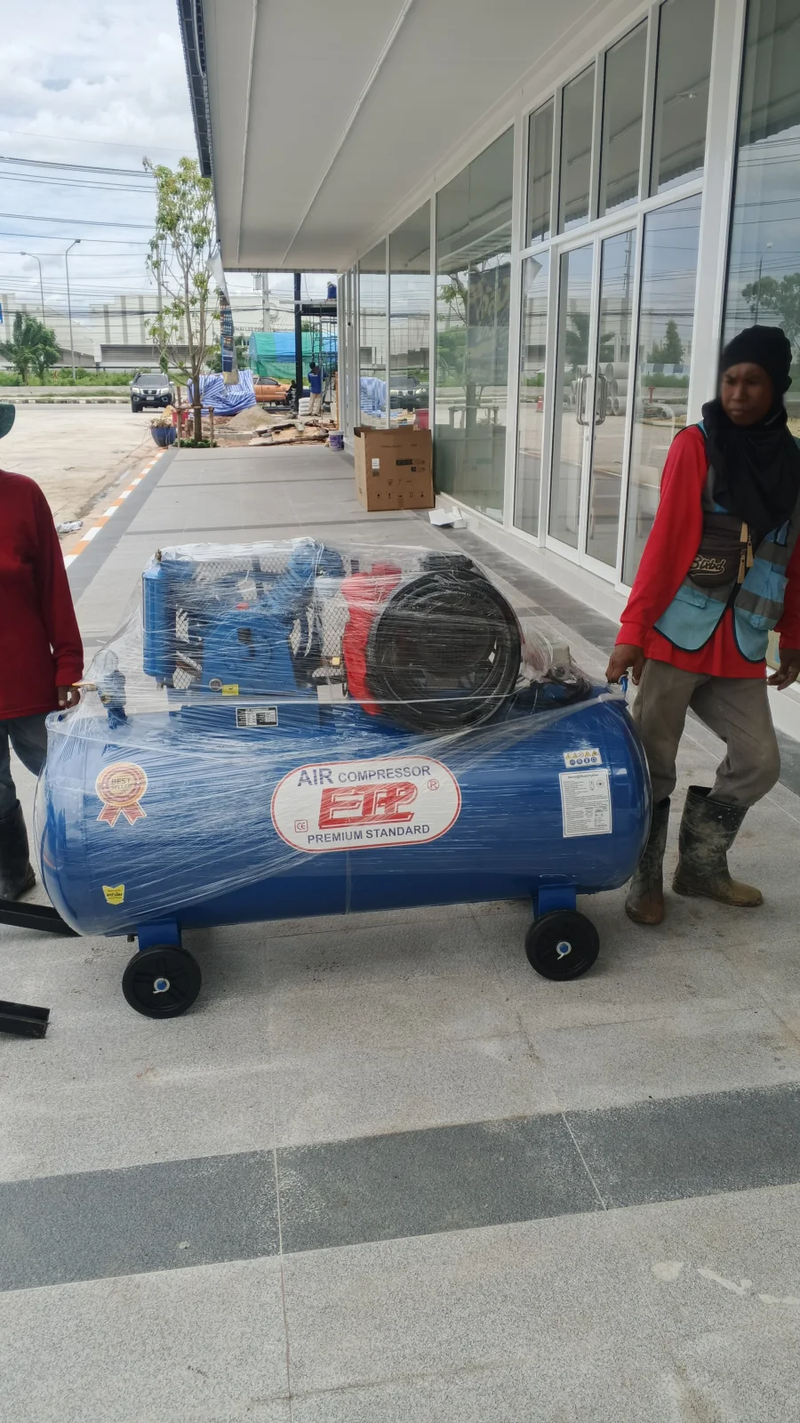 ภาพส่งมอบ ปั๊มลมสายพาน ETP ขนาด 380 ลิตร มอเตอร์ 5.5HP รุ่น EVA-80 (12Bar) (ระบบไฟ 380V) จังหวัดปทุมธานี รูปที่ 2