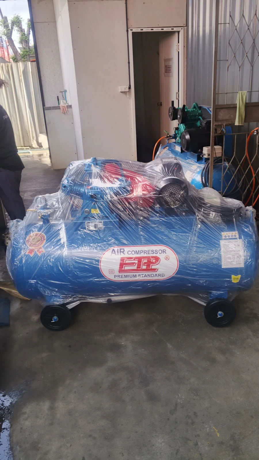 ภาพส่งมอบ ปั๊มลมสายพาน ETP ขนาด 300ลิตร มอเตอร์ 4HP รุ่น E TA-65 (8Bar) (ไฟ 220V) จังหวัดสมุทรปราการ รูปที่ 2