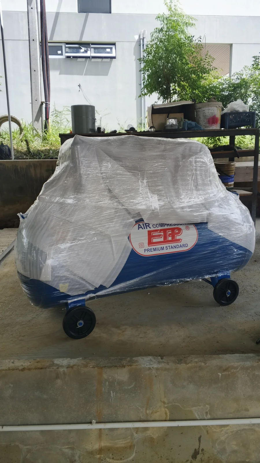 ภาพส่งมอบ ปั๊มลมสายพาน ETP ขนาด 380 ลิตร มอเตอร์ 5.5HP รุ่น EVA-80 (12Bar) (ระบบไฟ 380V) จังหวัดเพชรบุรี รูปที่ 2