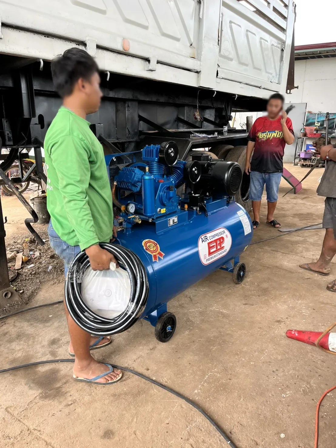 ภาพส่งมอบ ปั๊มลมสายพาน ETP ขนาด 380 ลิตร มอเตอร์ 7.5HP รุ่น HTA-80 (16Bar) (ระบบไฟ 220V) จังหวัดศรีสะเกษ รูปที่ 2