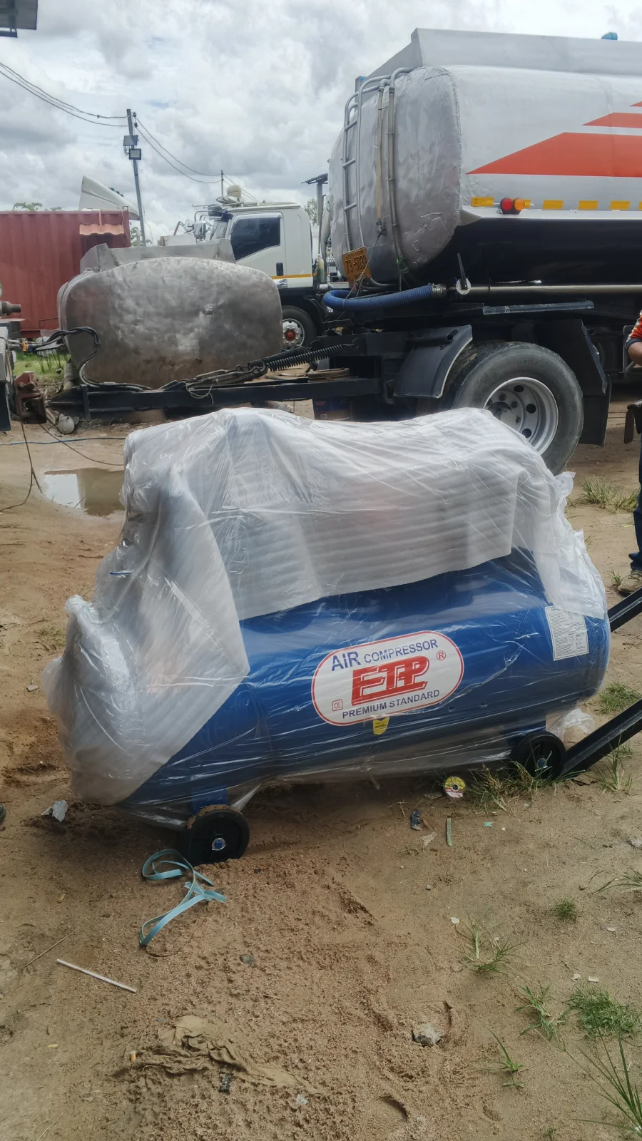 ภาพส่งมอบ ปั๊มลมสายพาน ETP ขนาด 380 ลิตร มอเตอร์ 7.5HP รุ่น HTA-80 (16Bar) (ระบบไฟ 220V) จังหวัดระยอง รูปที่ 2