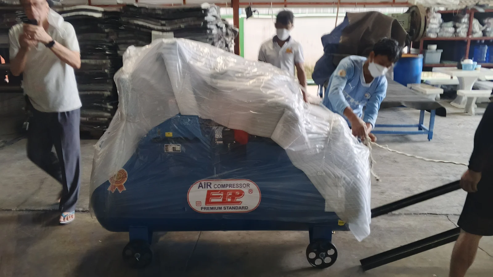 ภาพส่งมอบ ปั๊มลม ETP 520 ลิตร 15 HP 380V รุ่น HTA-120 แรงดัน 16 Bar / 230 PSI จังหวัดสมุทรสาคร รูปที่ 2