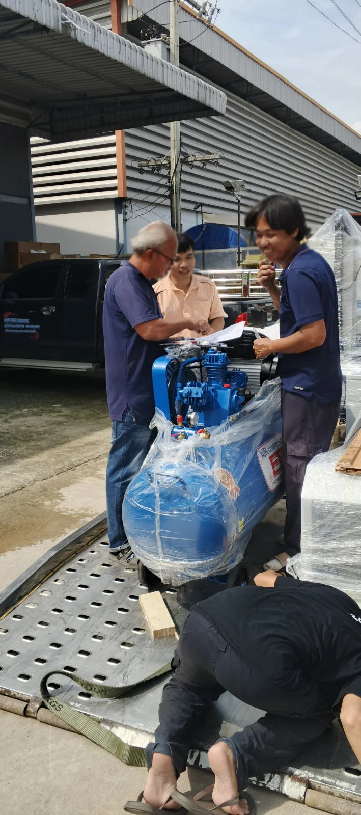 ภาพส่งมอบ ปั๊มลม 300ลิตร 4แรง รุ่น E TA-65 (8Bar) (ไฟ 220V) จังหวัดสมุทรสาคร รูปที่ 3