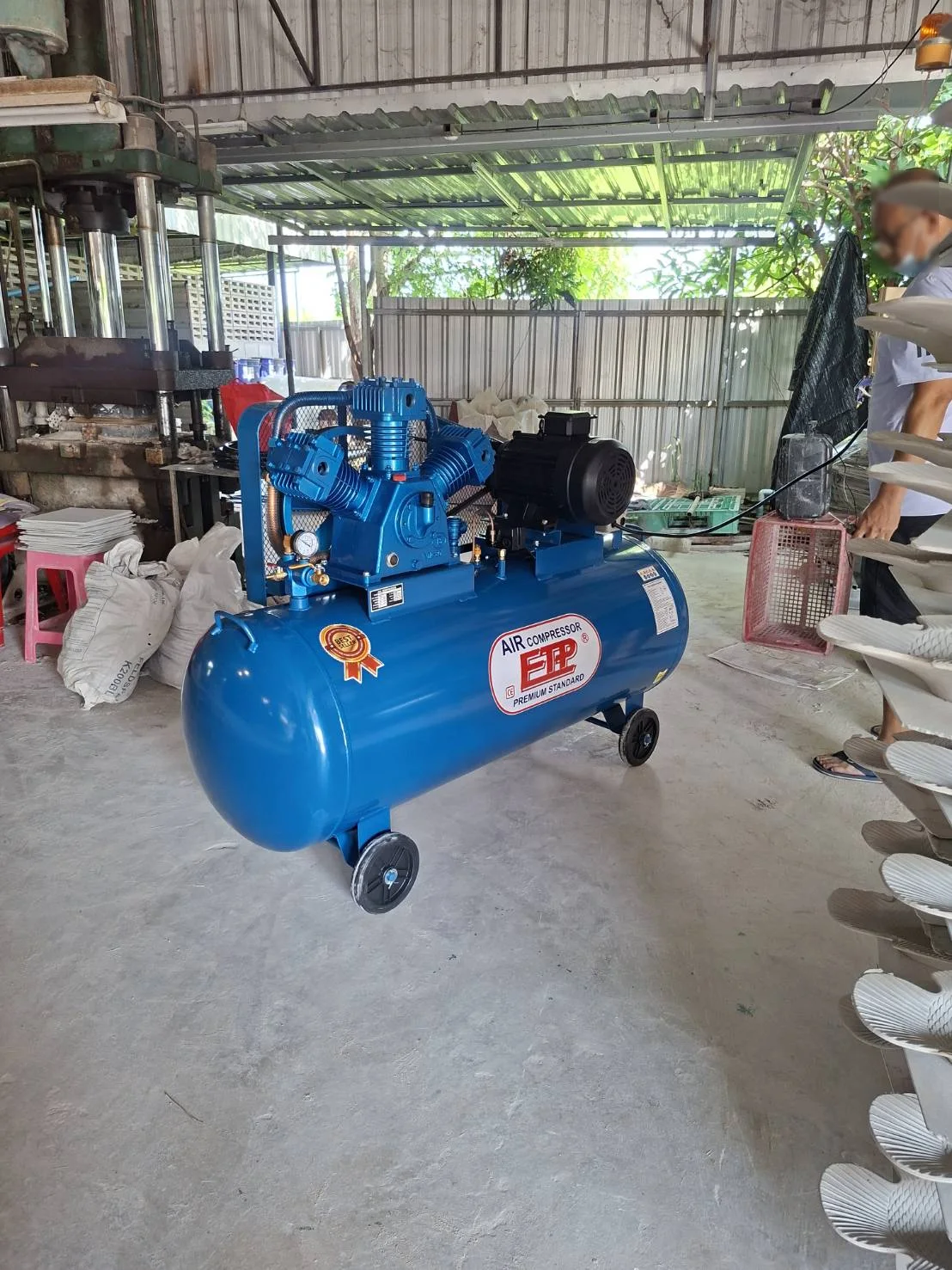 ภาพส่งมอบ ปั๊มลม 380ลิตร 7.5 แรงรุ่น E TA-80 (12Bar) (ระบบไฟ 380V) จังหวัดลำปาง รูปที่ 1